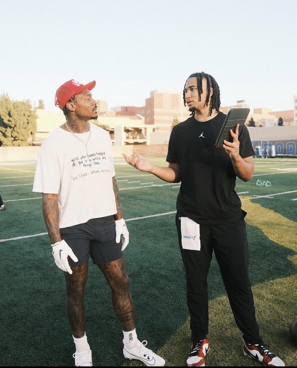 AyooTexanNation's tweet photo. Stefon Diggs seems very excited to be with a real QB, a less toxic fanbase &amp; in the city of Houston Texas 🤘🚀 https://t.co/CbBMC1D9Yi