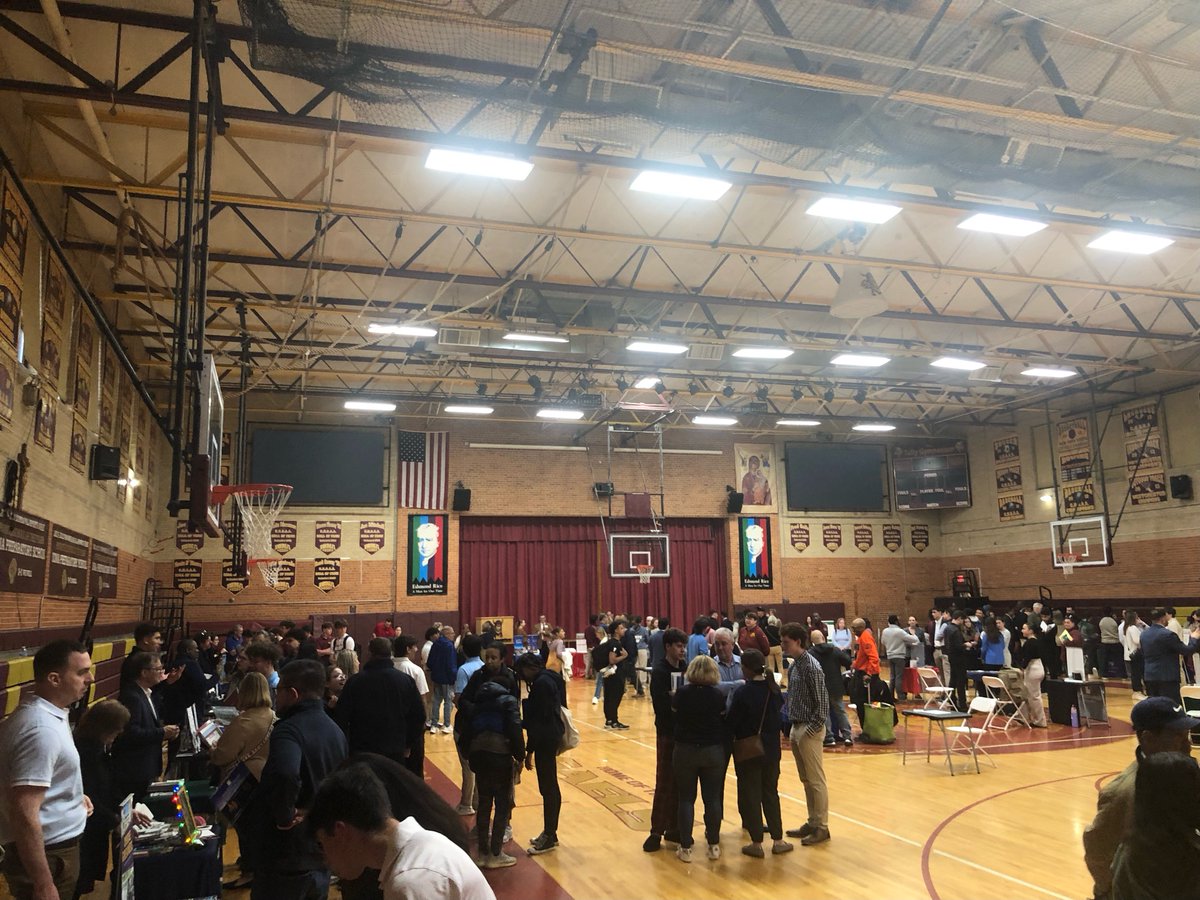 's tweet image. Tonight, our @IonaPrepSC team — especially our College Counselors — organized a #CollegeFair of 80 different universities for sophomore and junior families, as well as our friends at @UrsulineNR. This type of exclusive access is what makes #IonaPrep #Education4HigherExpectations.