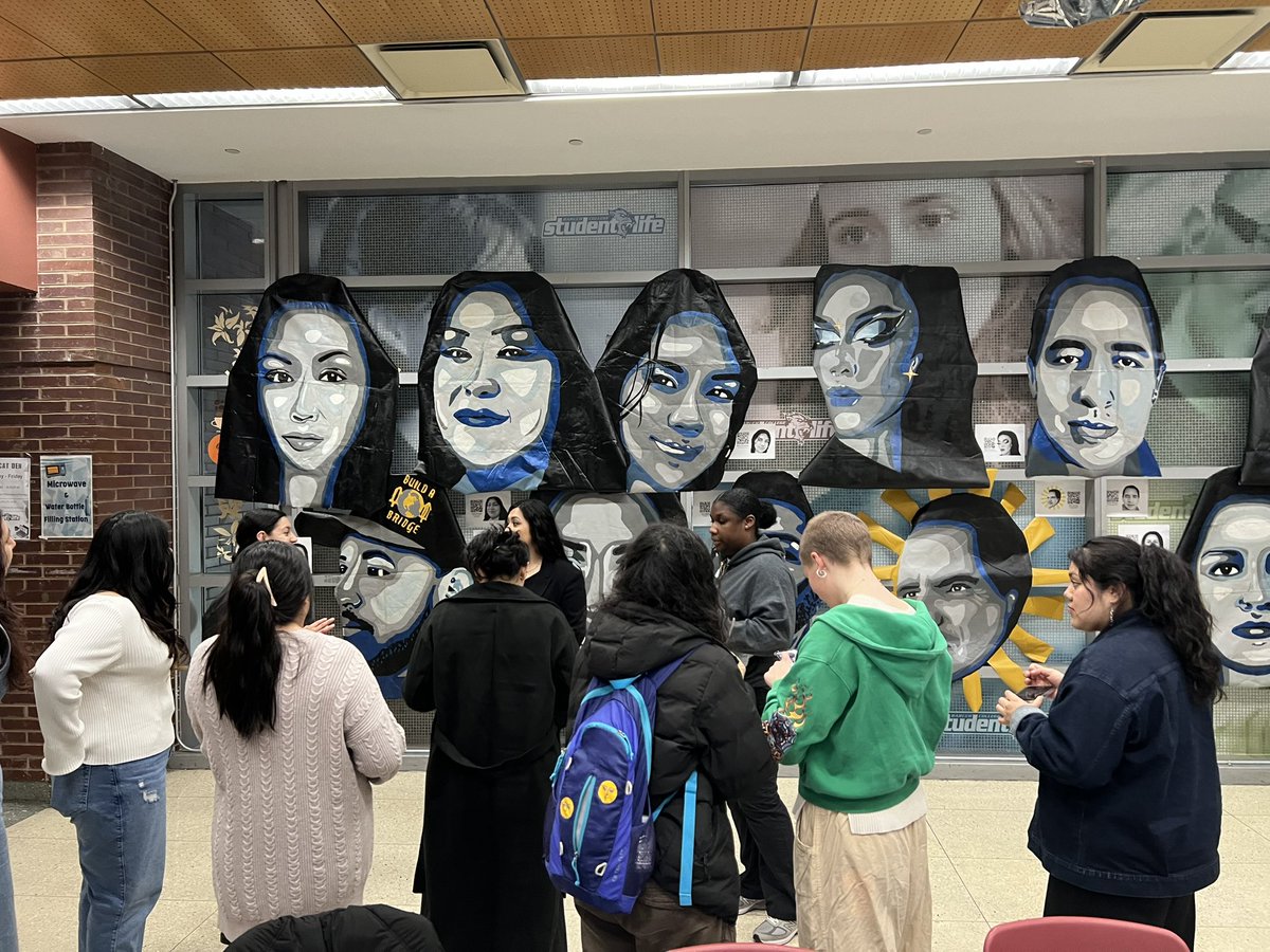 with the artist of the El Paso del Norte Mural Project, my students🎨

100+ participants made the painting phase of the project a reality. Thank you @BaruchCollege & student life for hosting today’s art exhibition & to all who shared space with us.