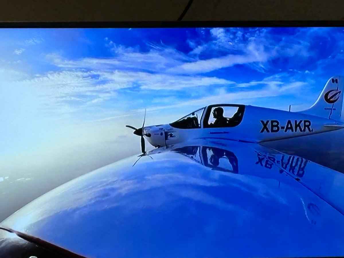 ConsulMexOrl's tweet photo. 🇲🇽 Hoy en el Consulado de México en Orlando se presentó el proyecto Halcón II.  El 1er  🛩️ de diseño, ingeniería, manufactura  mexicana.  El avión fue tripulado por el piloto Luis Miguel García y financiado por Óscar Rodríguez de HorizonTec. Voló desde Celaya, Gto a la Florida. https://t.co/mMedBcOW26