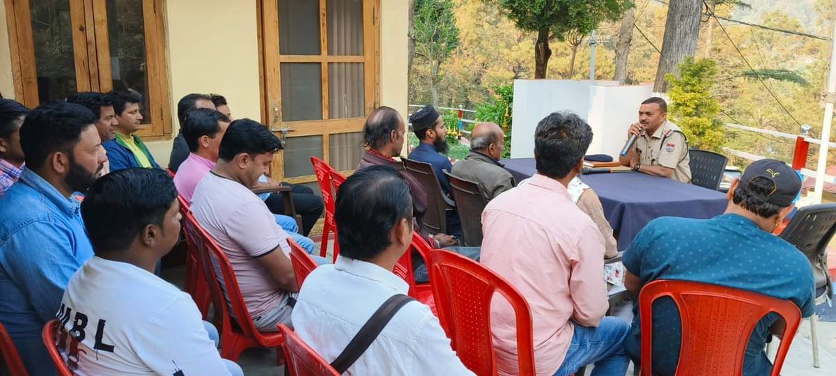 Nainital Police organised Peace Committee Meeting for Eid Al-Fitr in various Police Stations. Discussed issues related to water, electricity etc alongwith concerning departments. @uttarakhandcops @aajtak @ANI @nainitalpolice_ @DIGKUMAUN @AU_HaldwaniNews