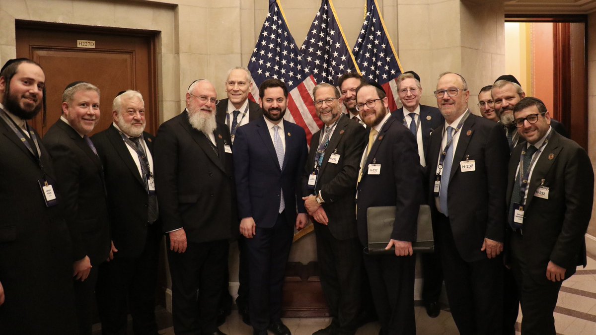 Today Agudath Israel joined me in Washington, where I showed them around the Capitol and joined them for a meeting with @SpeakerJohnson. I proudly stand with them in support of Israel and our Jewish communities in New York and across America.