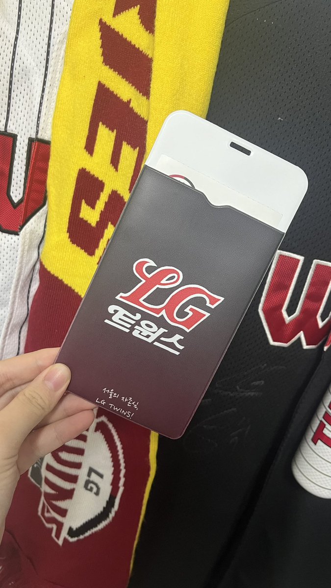 ineffa_jwon52's tweet photo. #RT rt 추첨 한 분께, 직접 제작한  엘지 트윈스⚾️ 티켓 파우치를 드립니다:)

기간-~4월13일(토) 12:30까지
13일 직관오시면 직접 전달해드립니다!!
택배는 택배비 부담입니다:) https://t.co/lXrX5MUgep