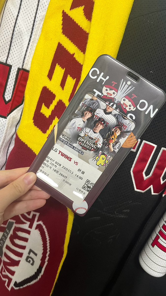 ineffa_jwon52's tweet photo. #RT rt 추첨 한 분께, 직접 제작한  엘지 트윈스⚾️ 티켓 파우치를 드립니다:)

기간-~4월13일(토) 12:30까지
13일 직관오시면 직접 전달해드립니다!!
택배는 택배비 부담입니다:) https://t.co/lXrX5MUgep