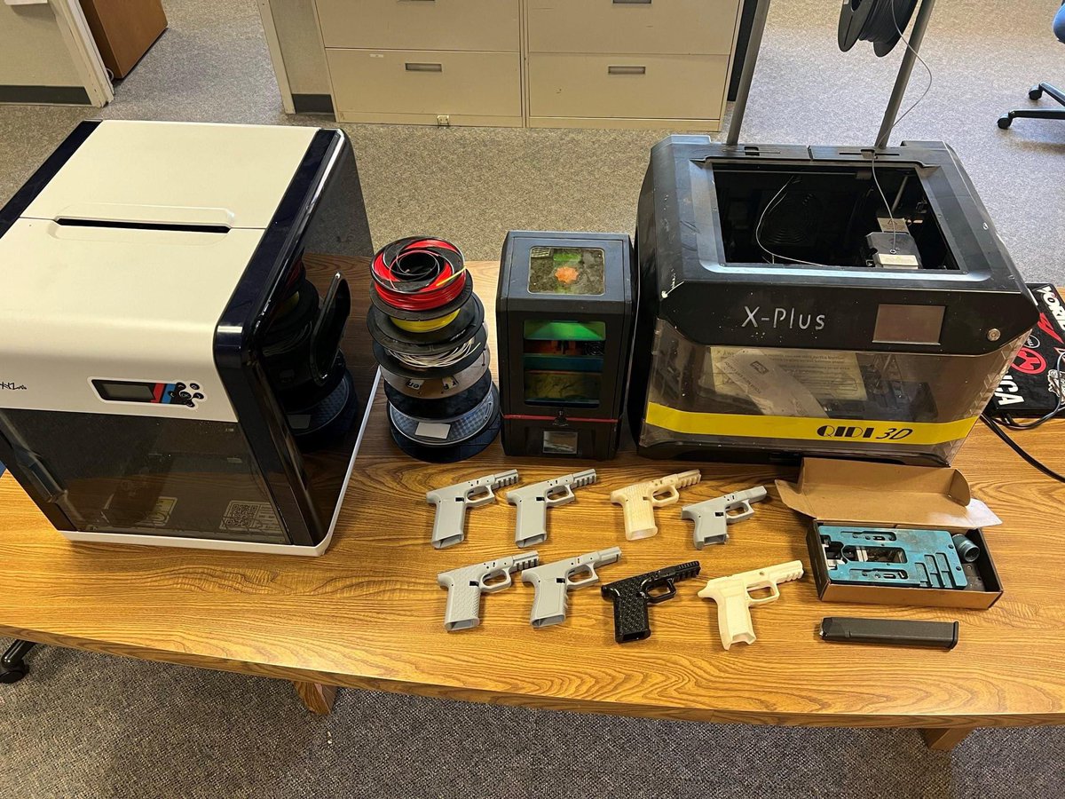 Daniel Saylor, 40, arrested for using 3D printers to make Glock-style handgun frames w/no serial numbers, per @SantaRosaPolice