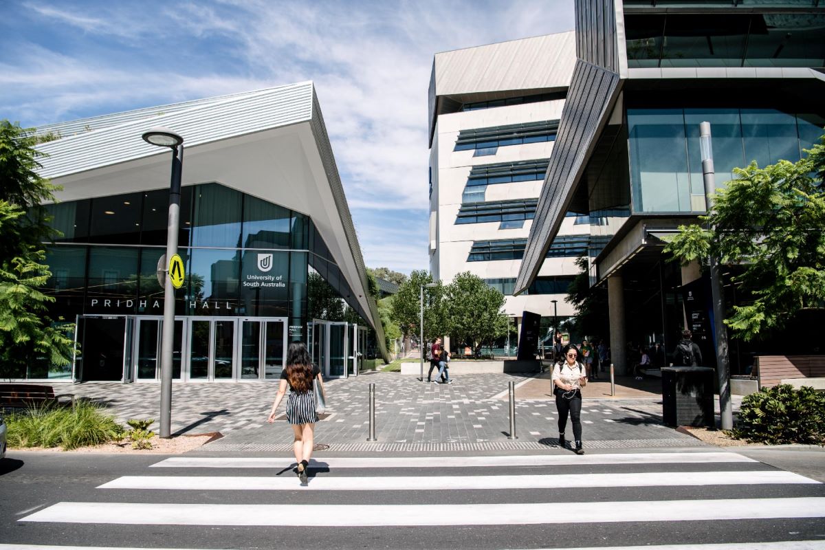 ⛔ ROAD CLOSURE REMINDER ⛔ Hindley Street, from Clarendon Street to Liverpool Street, will be closed from 8:30 am to 5:30 pm on Friday 12 April, and from Monday 15 April to Thursday 18 April, due to UniSA Graduation Events. View road closure details: brnw.ch/21wIHNl