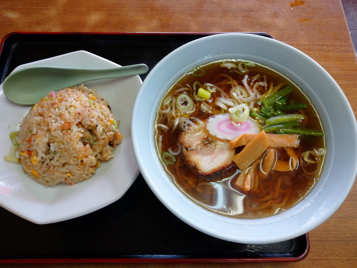 本年33杯目は、
会社の近所にある昔ながらの街中華「精華楼」で、ラーメン&半チャーハン(^^)/

本日も大変美味しゅうございました
(=^ェ^=)

#半チャンラーメン #ラーメン #拉麺 #チャーハン #炒飯 #街中華 ＃町中華 #飯テロ #メシテロ #ランチ #中華そば #中華蕎麦