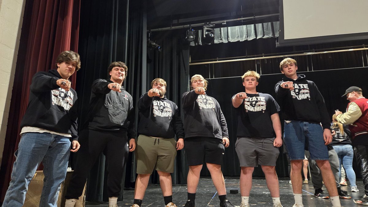 nlbuch59's tweet photo. Best O-line in the state!! #GoBadgers #D2StateChamps
@jbuchanan_78 
@JacksonBraden3 
@b_watrous75 
@iii_skipper 
@alexlindbloom9
@Bkap24 
@lgbadgerFB https://t.co/zIjFBStiwo