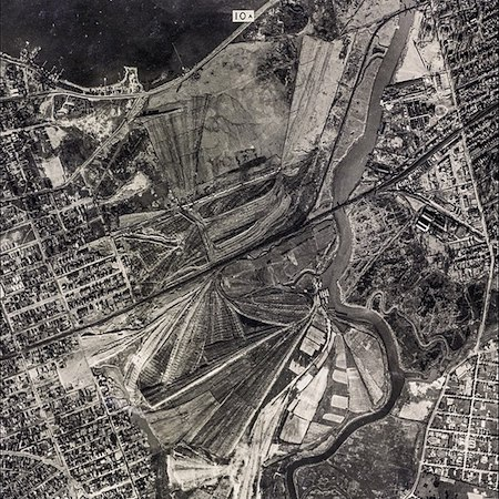 99 years ago today, the Great Gatsby was published. Fun Fact: The Valley of Ashes referred to the trash-burning operation located in what is now Flushing Meadows-Corona Park in Queens. #NamingGotham #NYC #History #BooksWorthReading #historynerd #twitterstorian #queens #newyork