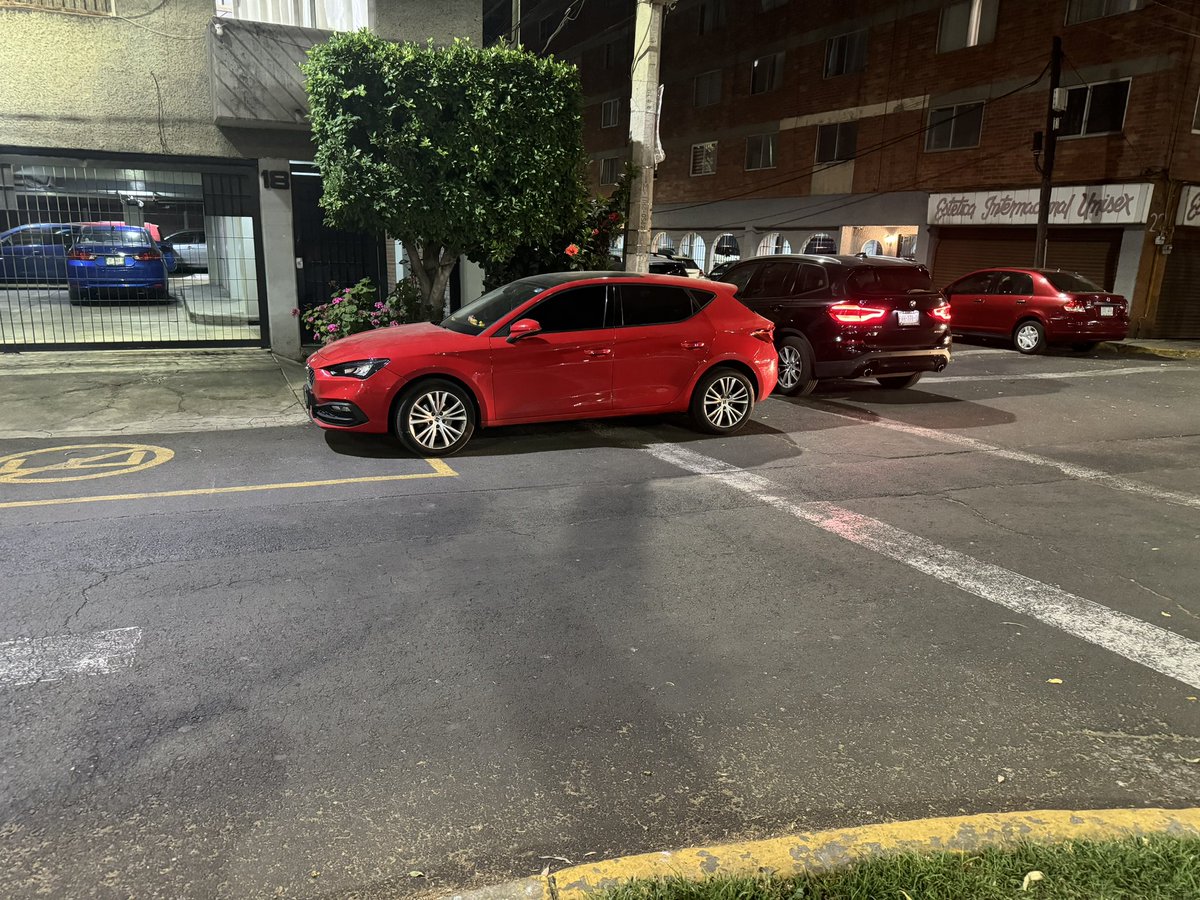 Buenas noches, si pudieran venir a sancionar coches en la calle de Rancho Piomo colonia Nueva Oriental Coapa Delegación Tlalpan, otra vez hay carros estacionados en líneas peatonales @UCS_GCDMX @TlalpanAl @TlalpanVecinos