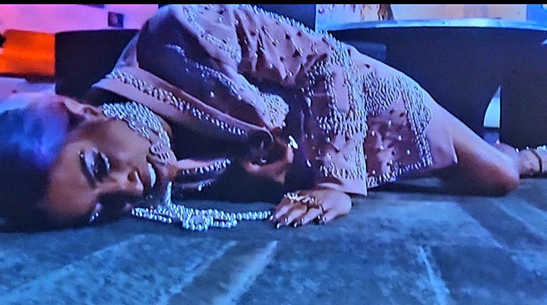 SuperSai_1's tweet image. Mariah May defeats Anna Jay #AEWDymamite #TBSNetwork. After the match, Anna puts a 😴 hold on Mariah until @MinaShirakawa #Stardom comes to her aid with 🍾 &amp;amp; a 💋.  😆 

Meanwhile a mystery attacker knocked out the CEO of AEW #MercedesMone when the lights went out in the…