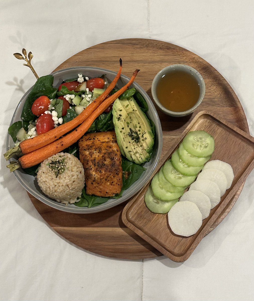 rickysteacup's tweet photo. salmon bowl, avocado, cherry tomato and feta salad, cucumber and daikon slices, leftover carrots, and tea 🍅🥒🥗 https://t.co/rTuC6eSu9O