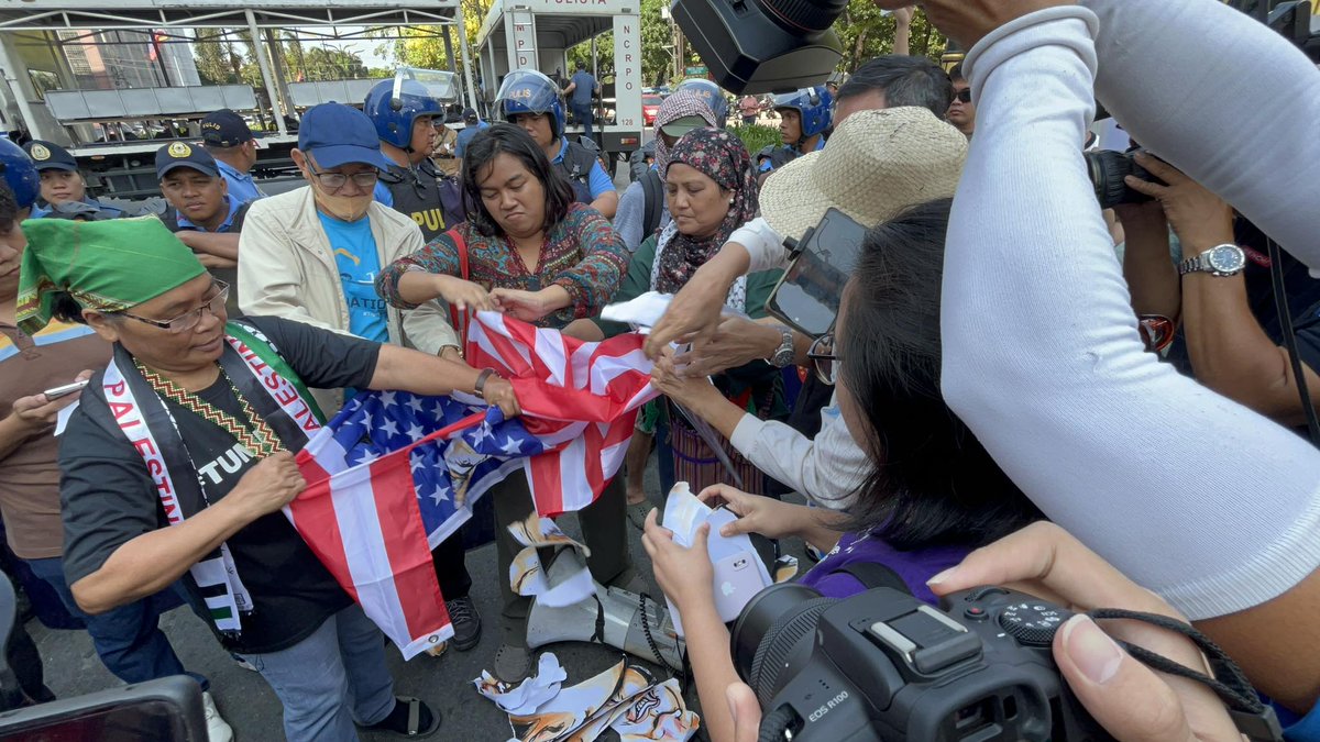 LOOK: Tamaraws protested against the trilateral summit between US-Japan-PH today. The summit will only further foreign military control of our country as the US pursues a war of aggression against fellow imperialist China. 

#DownWithUSImperialism
#USTroopsOutNow