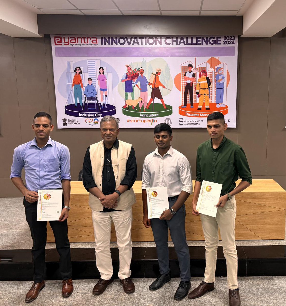 #SNC congratulates team of 03 trainee officers of @IN_NIAT for standing 1st in Nationals of eYantra Innovation Challenge (#eYIC) by @iitbombay for presenting #Al based application. Competing with 299 teams, performance of #Indiananavy team is commendable.
