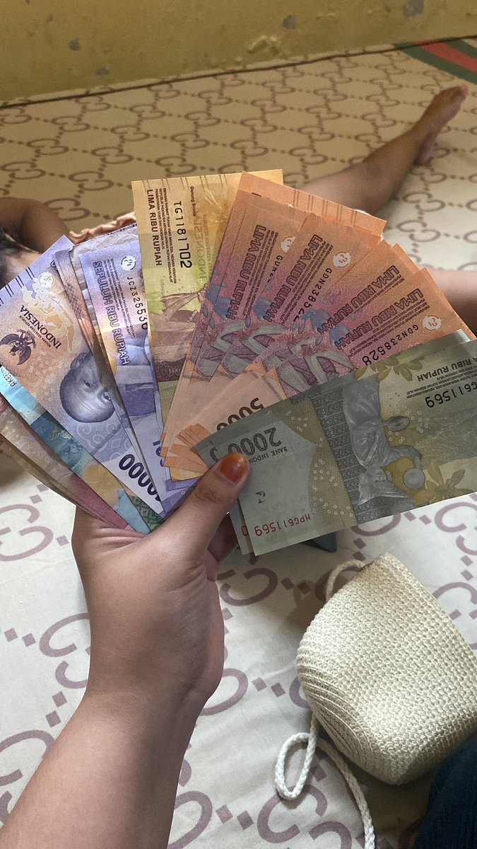 Lulumonako's tweet photo. When anak u beneran kerja di hari lebaran 
Ga mama pake bayar utang kok nak, masuk tabungan sekolah tetep https://t.co/1K5sTQMQre