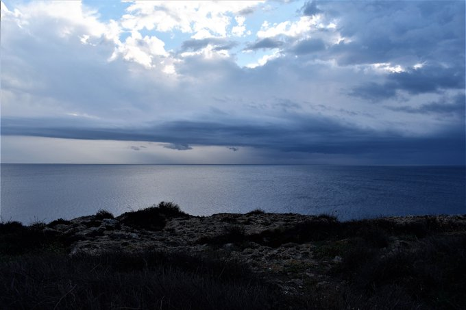 Esos momentos vacíos en la vida de cada día. Que aparecen sin avisar. Se llenan con lágrimas Y se llevan en silencio. La vida también es eso. [...] Todo lo infinito es finito para mis sentidos… @antoninegre '#AtardeceresLentos'