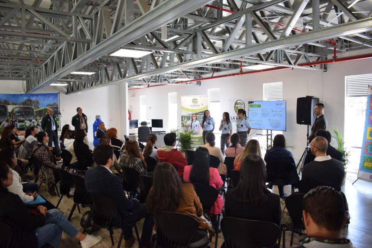 ¡Hoy, en el taller de conducción de buses eléctricos y acción climática incluyente de @LaRolitaBog Fue interesante ver a los invitados experimentar la movilidad sostenible con simuladores! Aprendimos sobre el impacto positivo que generamos al capacitar a más mujeres en este campo