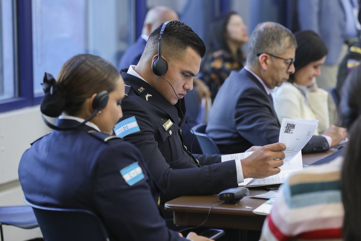 Buenas prácticas e intervenciones promisorias en transformación policial para la formación y certificación de Policías de América Latina

Tercera edición de la capacitación policial #MOOC Líderes para la gestión en #SeguridadCiudadana y #Justicia de la #AcademiaBID de @el_bid