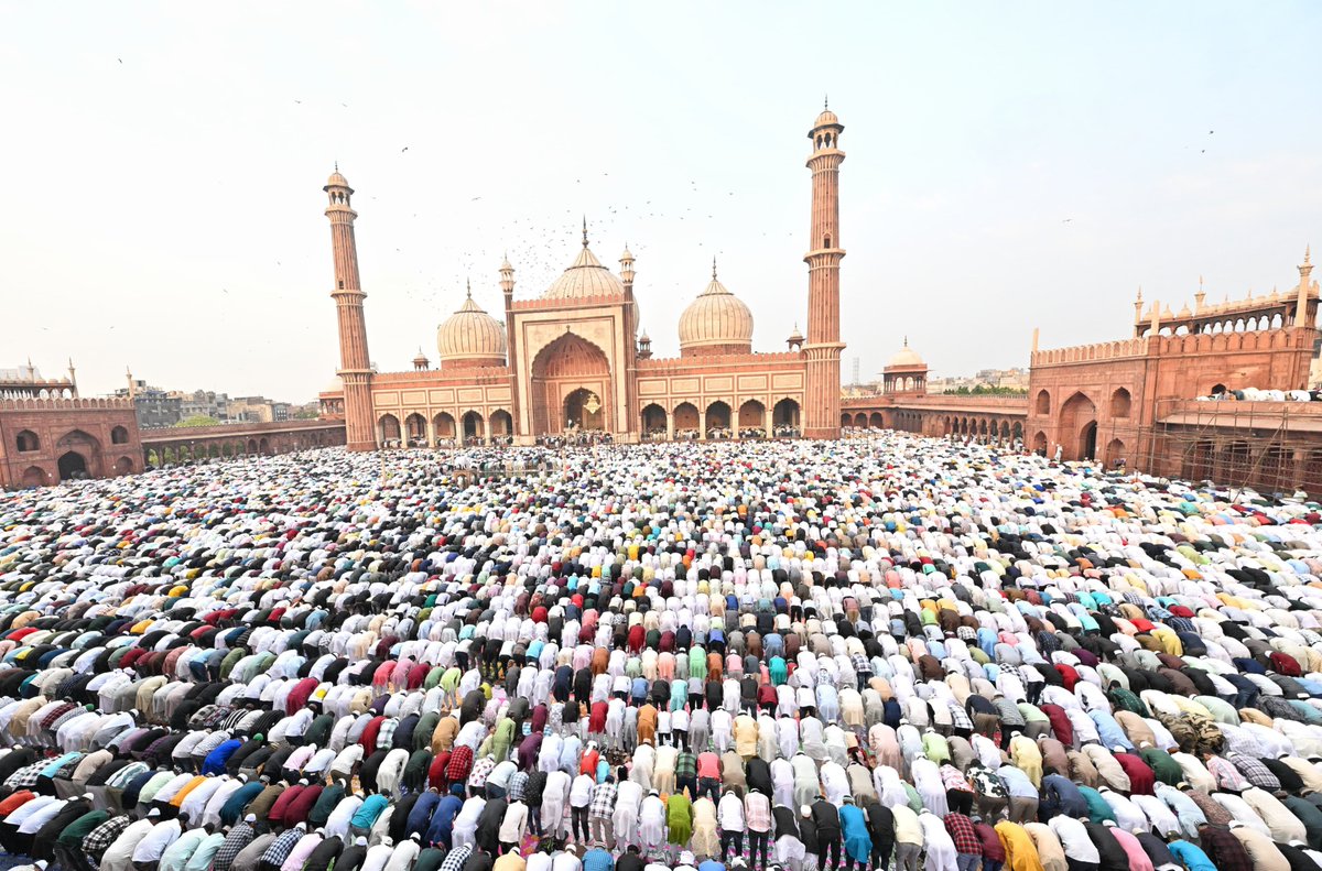 People offer morning prayers on the #Eid at #JamaMasjid in New Delhi on April 11. 📸: Shashi Shekhar Kashyap/ The Hindu