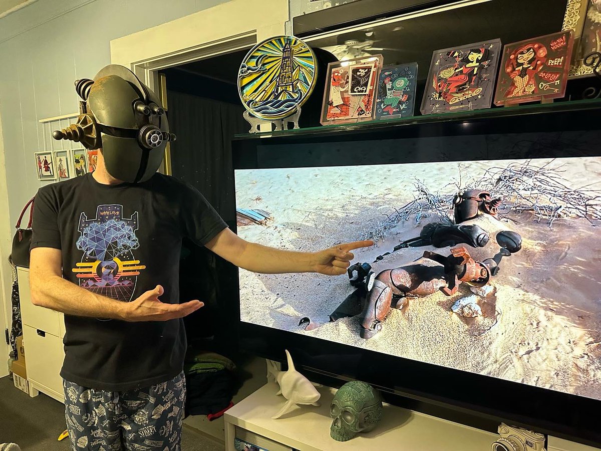 NoSleepCosplay's tweet photo. SURPRISE!  Our MOX-13 had a cameo in the Fallout TV show! We’ve been dying to tell folks &amp; now we can! Even her @nukelanta sticker is still on her thigh 😍 We are so honored and they reached out to us! #nosleeptillcosplay #fallout #falloutonprime #assaultron #assaultroncosplay https://t.co/1Q4hJ56eU9