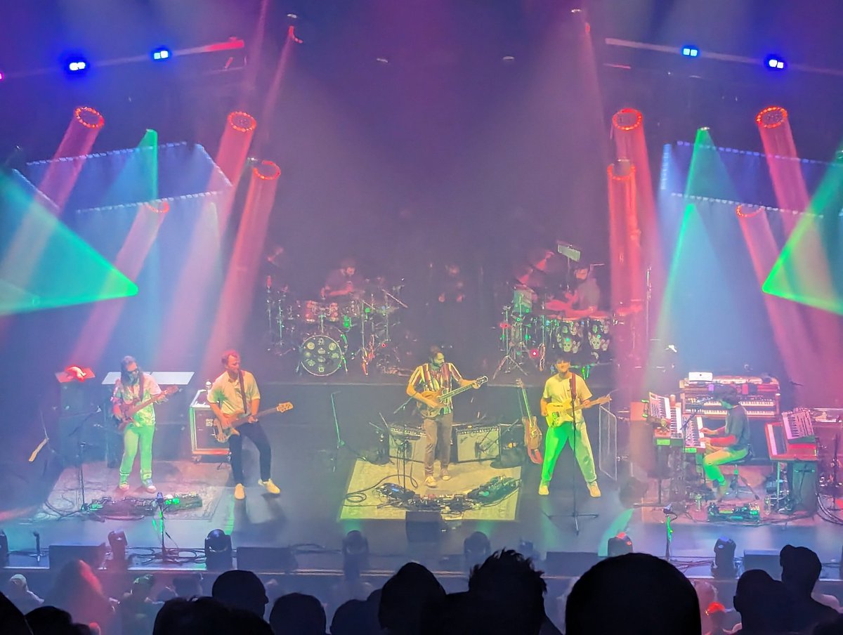 teamvampyweeks's tweet photo. Vampire Weekend joined the band Goose on stage at the Capitol Theatre in Port Chester, NY. They played Gen-X Cops and Cape Cod Kwassa Kwassa (25-ish minute version). 📸: @halhansen https://t.co/1I1y9AADor