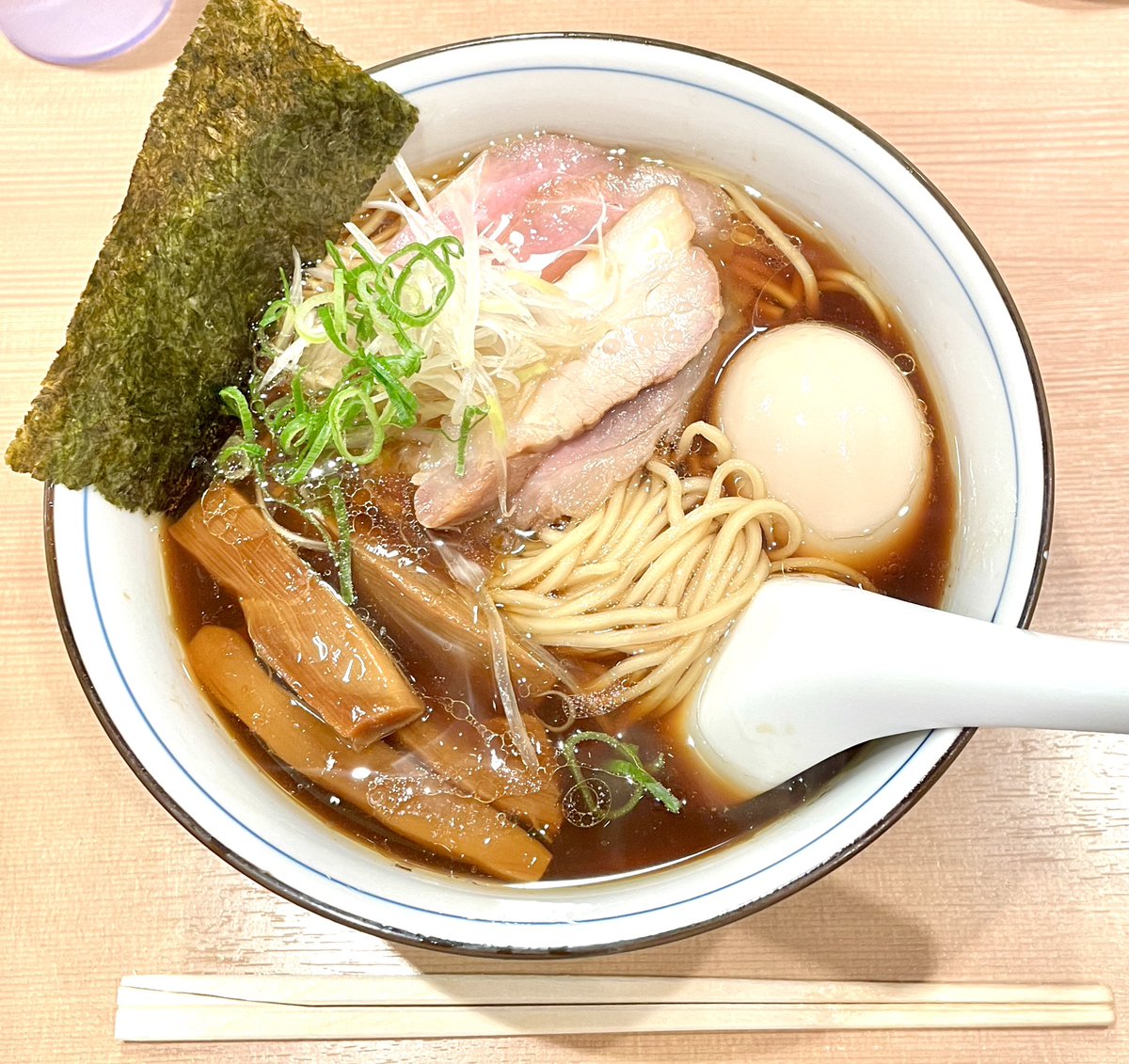 東京はいい天気ですが少し花冷えで今日も結局ラーメン日和☺️ コク&キレの淡麗醤油にパッツリ麺、スモーキーなチャーシュー3種と煮卵🫶 今日もごちそうさまでした😋 #くろ渦 #はやし田 #特製醤油 #これで醤油が好きになりました #ラーメン好きと繋がりたい