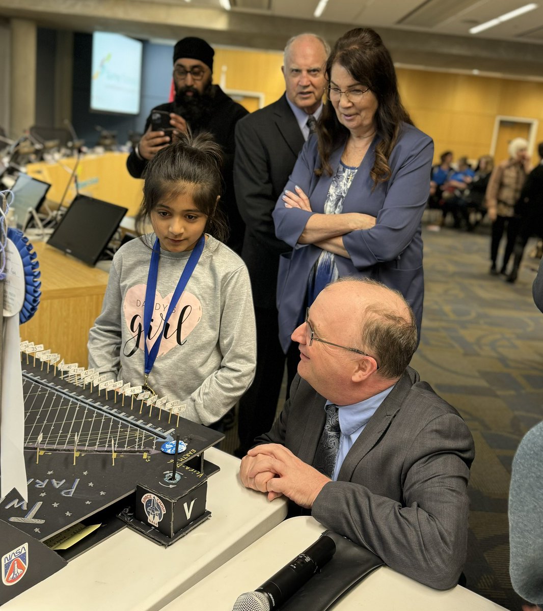 Thank you to 3 students who showed their award winning science fair projects to trustees at the Surrey Board of Education meeting! Veira Bhandari, a Grade 4 from Sullivan Elementary, explained her project on Time Dilation…   1/2

#sd36learn #SurreyBC #WhiteRockBC