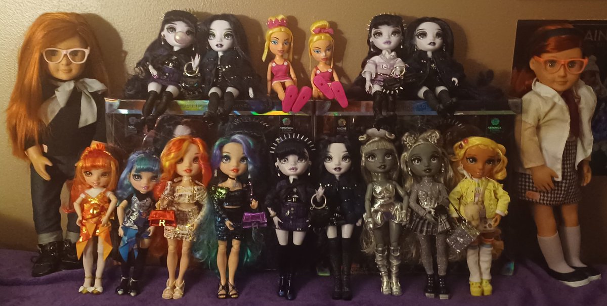 All of my dolls who are Twins!🖤💜
#dolls #mga #twins #twindolls #stormtwins #veronicastorm #naomistorm #devioustwins #laureldevious #hollydevious #tweevils #bratz #rainbowhigh #shadowhigh #rainbowhighjuniorhigh #ourgeneration #battat #dollphotography #dollcollection