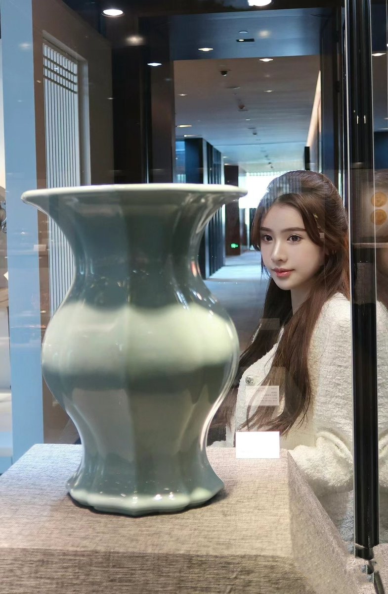 看中一个瓷花瓶，放在玻璃橱窗的，不知道要多少钱，谁帮我问一下 https://t.co/TDPVr9Jt9o