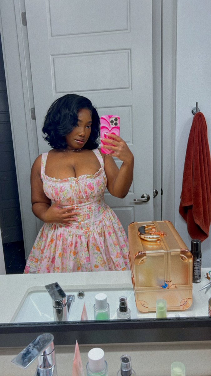 loreurtone's tweet image. It’s time for floral dresses 💕 💐