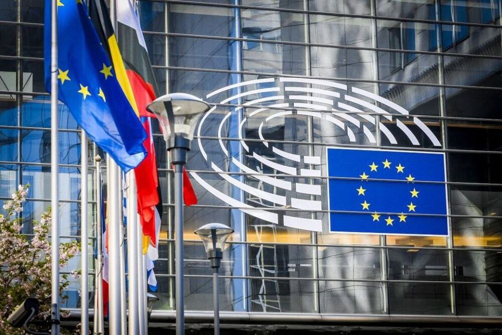 🇪🇺 | El Parlamento Europeo ha aprobado por un estrecho margen la trascendental reforma de la política de migración y asilo de la Unión Europea.