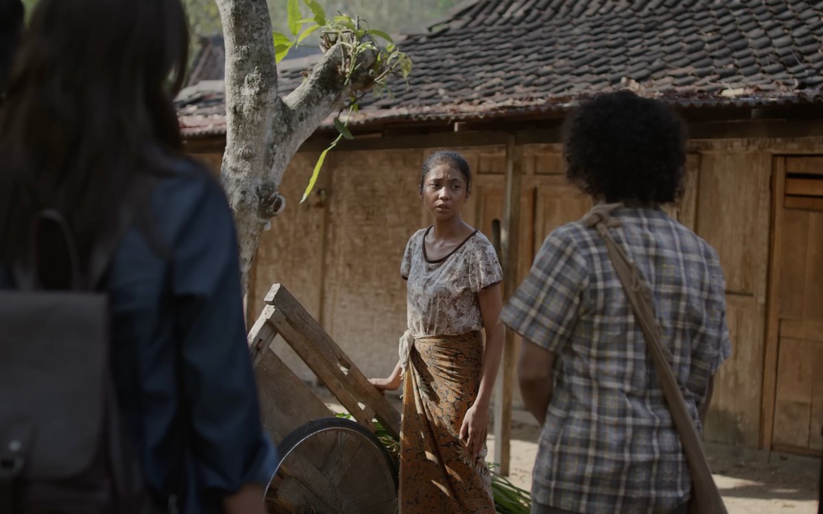 nasrudinmar's tweet photo. Film Badarawuhi di Desa Penari ini ternyata jadi versi lebih upgrade dari film pertamanya : KKN di Desa Penari. Badarawuhinya lebih dieksplor!

Jujur jalan ceritanya, dibilang suka sih, suka. Storytelling Kimo nyampein ceritanya cukup bikin logic penonton engga teracak-acak. Tapi entah kenapa buat diikutin ke belakangnya agak kurang. Pace di tengah kerasa ngebosenin walaupun di ending tetap oke. 7/10 lah yaa buat jalan ceritanya. Yang patut diapresiasi adalah kemauan filmmaker buat mengeksplor mistisisme dan tradisi-tradisi Jawa yang engga asal tempel asal masuk aja.