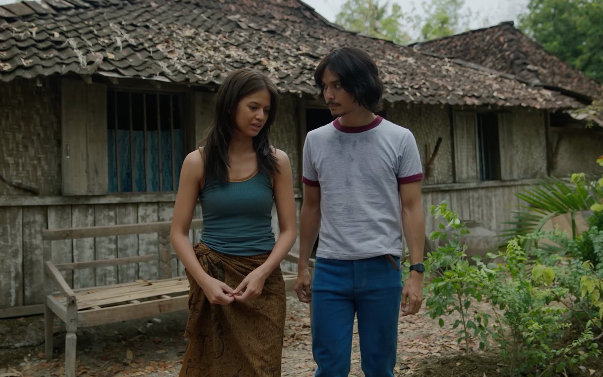 Film Badarawuhi di Desa Penari ini ternyata jadi versi lebih upgrade dari film pertamanya : KKN di Desa Penari. Badarawuhinya lebih dieksplor!

Jujur jalan ceritanya, dibilang suka sih, suka. Storytelling Kimo nyampein ceritanya cukup bikin logic penonton engga teracak-acak. Tapi