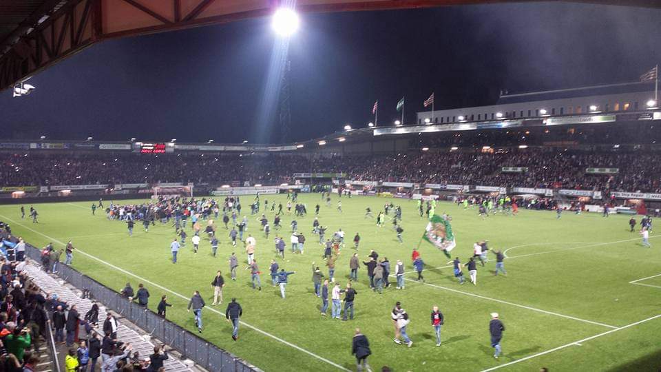 petervanderzwan's tweet image. Vandaag 8 jaar geleden werden we kampioen in de 1e divisie. Wat een ongekende opluchting en historisch feest was het. Onder leiding van architect en vakman Pastoor. Overmorgen treffen we elkaar in Almere, waar hij wederom een huzarenstukje levert. Toptrainer en bijzonder mens.