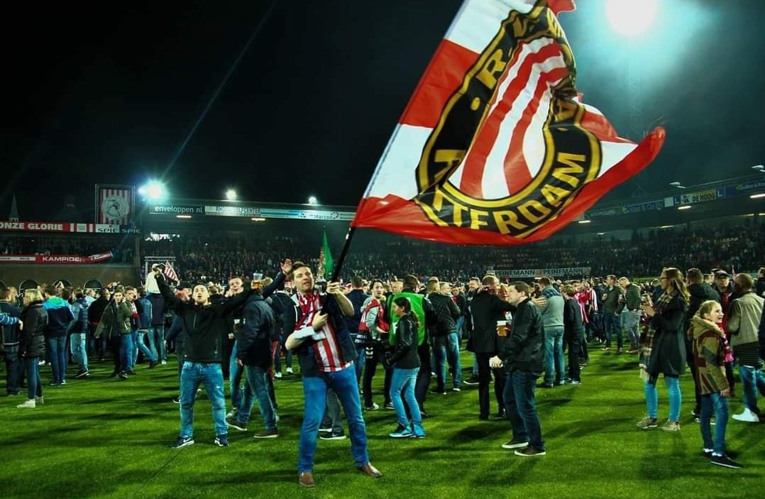 petervanderzwan's tweet image. Vandaag 8 jaar geleden werden we kampioen in de 1e divisie. Wat een ongekende opluchting en historisch feest was het. Onder leiding van architect en vakman Pastoor. Overmorgen treffen we elkaar in Almere, waar hij wederom een huzarenstukje levert. Toptrainer en bijzonder mens.