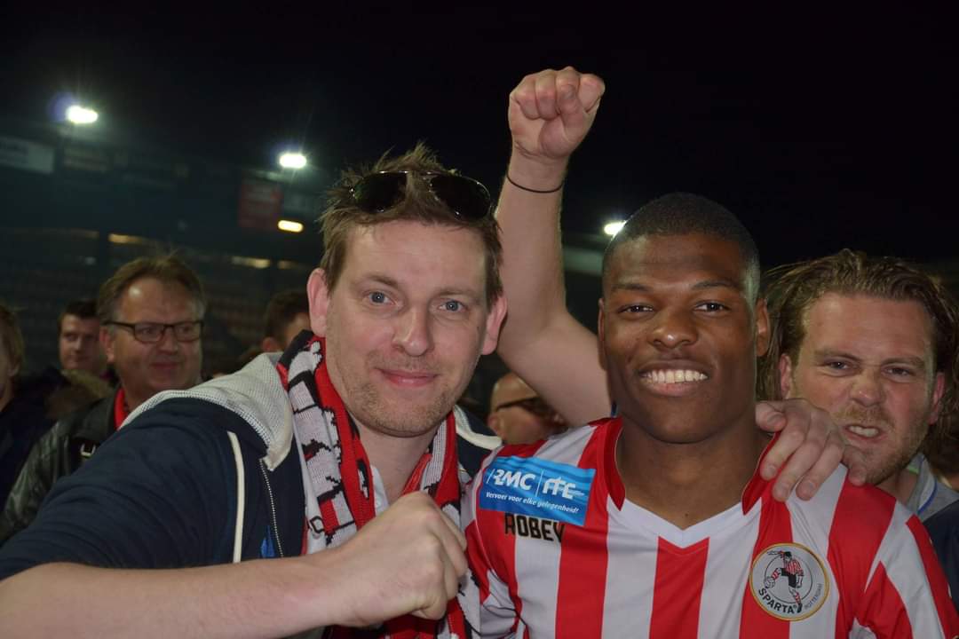 petervanderzwan's tweet image. Vandaag 8 jaar geleden werden we kampioen in de 1e divisie. Wat een ongekende opluchting en historisch feest was het. Onder leiding van architect en vakman Pastoor. Overmorgen treffen we elkaar in Almere, waar hij wederom een huzarenstukje levert. Toptrainer en bijzonder mens.