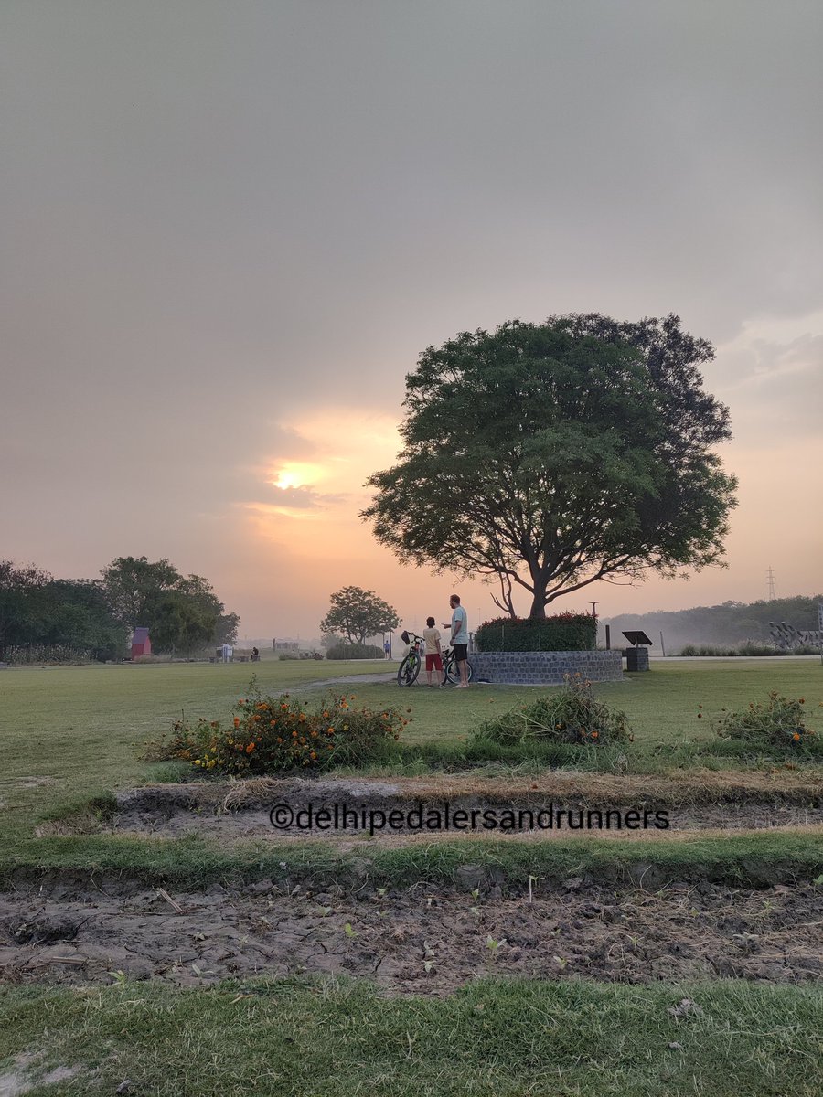 This picture captures not just the beautiful nature but also the right training that a father is giving to his son at the right age.

#delhi #cycletocommute #nature #EidUlFitr #morningride