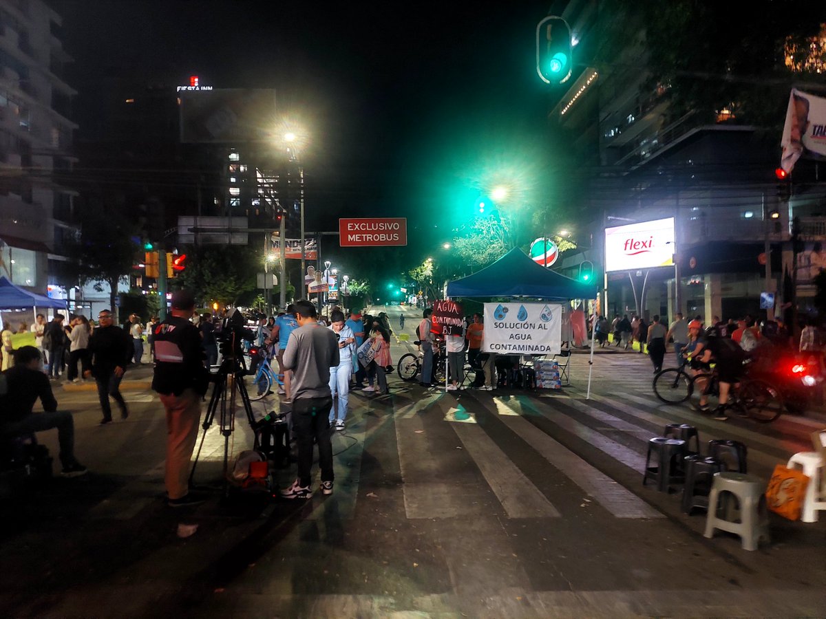 #CiudaddeMéxico Continúa bloqueo de Insurgentes y Xola por vecinos de la alcaldía Benito Juárez que protestan por el agua contaminada