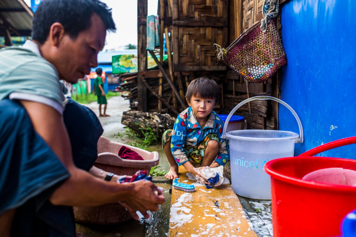 Amidst ongoing fighting, the humanitarian needs in #Myanmar continue to rise. Last year, our partner @UNICEF delivered water, sanitation & hygiene services to over 600,000 people with funding from the EU & other donors. This year, they aim to reach even more people in need.