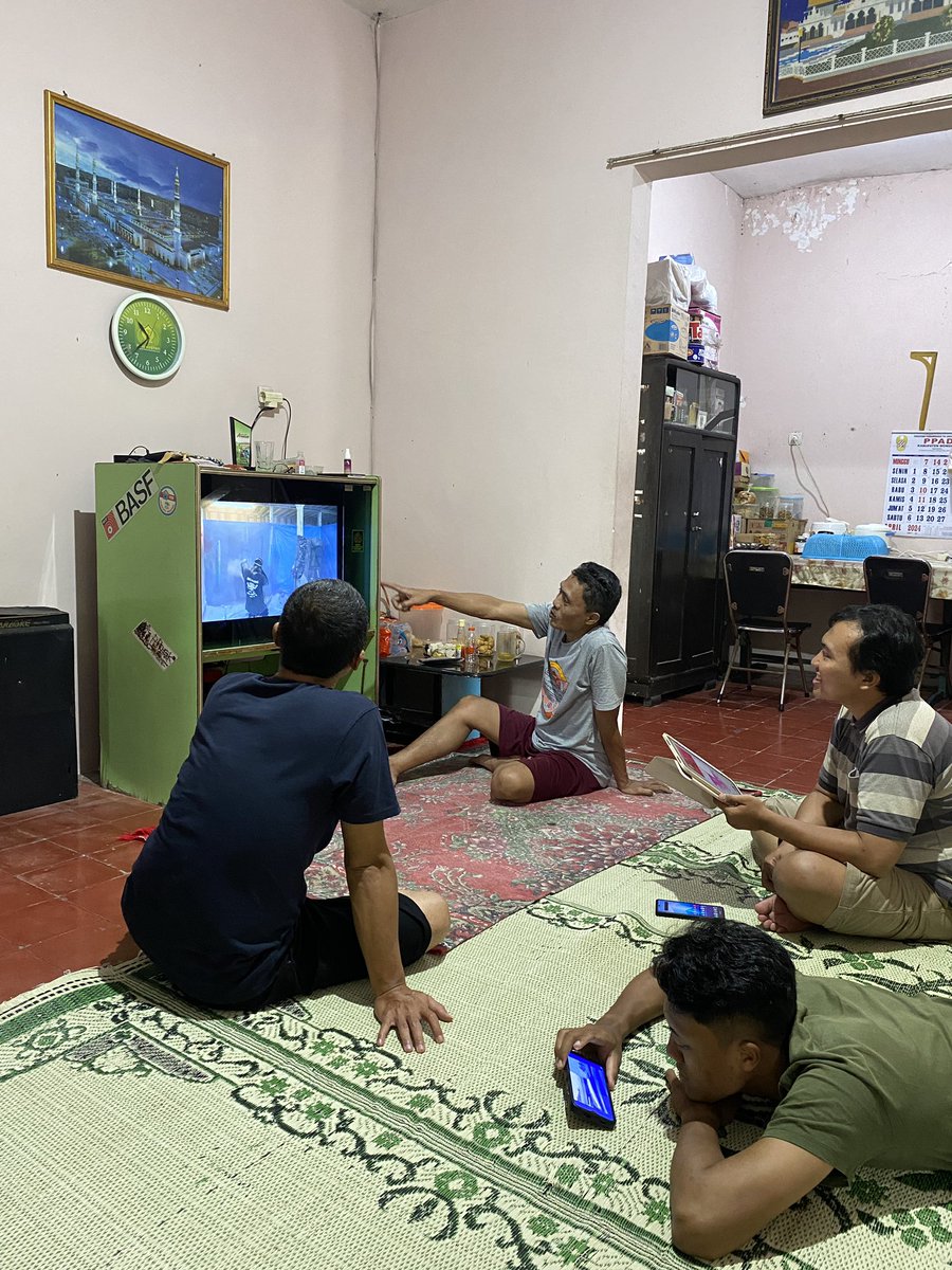 Kegiatan bapack-bapack di H+1 Idul Fitri: Nobar yutub modifikasi motor 
🤣