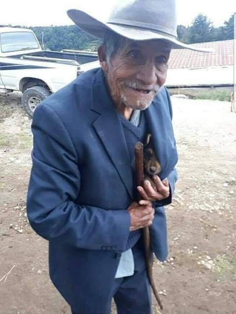 UN DÍA UN JOVEN LE PREGUNTÓ A SU ABUELO: '¡Abuelo! Cómo pudieron vivir antes... - Sin tecnología - Sin internet - Sin computadoras - Sin drones - Sin bitcoins - Sin celulares - Sin Facebook El abuelo respondió: 'Al igual que tu generación vive hoy... - Sin oraciones - Sin…