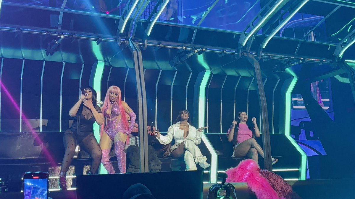 👑 | @NICKIMINAJ brought out the “Super Freaky Girl Queen Mix” girls (@ThegirlJT, @BIABIA, @KatieGotBandz, @iamakbarv and @MaliibuMiitch) out for #GagCityBoston night two!