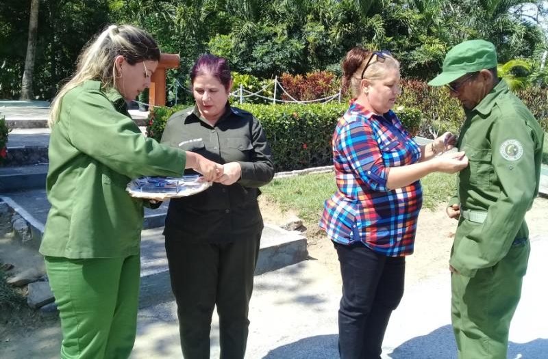 Homenajes en los 65 abriles del Cuerpo de Guardabosques. A caballo, bajo el sol ardiente o la lluvia, estos hombres y mujeres recorren los bosques y sus colindancias todos los días, para brindar protección al medio ambiente.  escambray.cu/?p=329638 #SanctiSpíritusEnMarcha