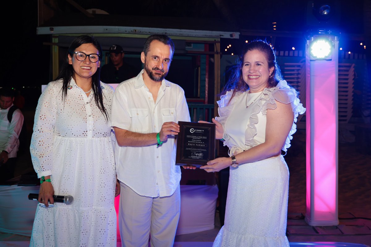 Dayra Campos, representante de #Panamá, recibe reconocimiento para su país en el I Simposio Internacional de la #CORETT.