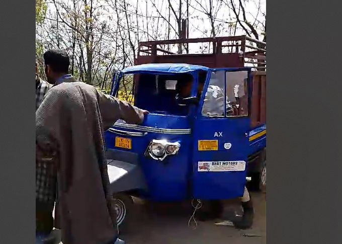 Srinagar, April 10: A road accident in north Kashmir’s Bandipora district on Wednesday resulted in the untimely death of an 11-year-old girl and left four others injured. #JammuKashmir