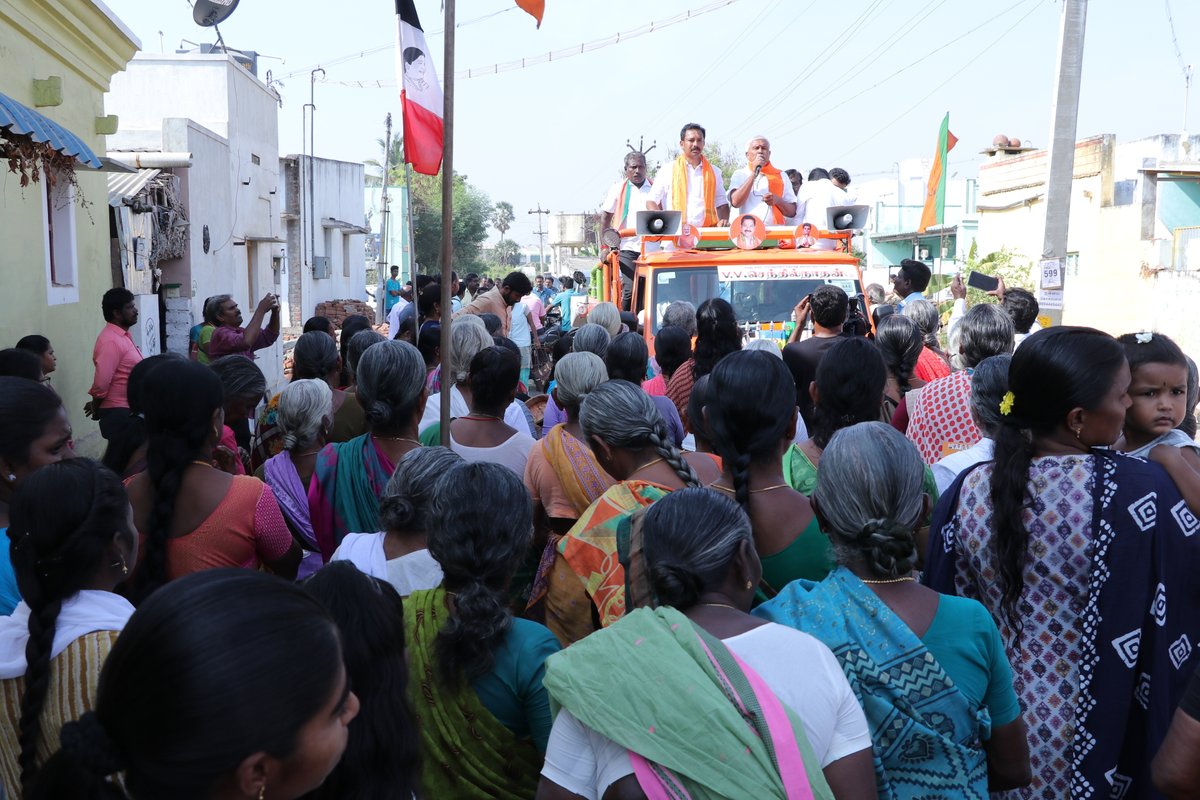 VVSenthilnathan's tweet photo. இன்றைய தினம் காலை கரூர் பாராளுமன்ற தொகுதிக்கு உட்பட்ட நரிக்கட்டியூர் பகுதிகளில் பிரச்சாரத்தின் போது.
#karur | #கரூர் | #BJP4TN | #Annamalai | #தாமரைமலரட்டும் | #தாமரைசின்னம் | #BetterKarur2024 | #NamoAgain2024 | #VVS4Karur2024 | #Senthilnathan4Karur | #nammavvsnammakarur https://t.co/4syU2yb8y2