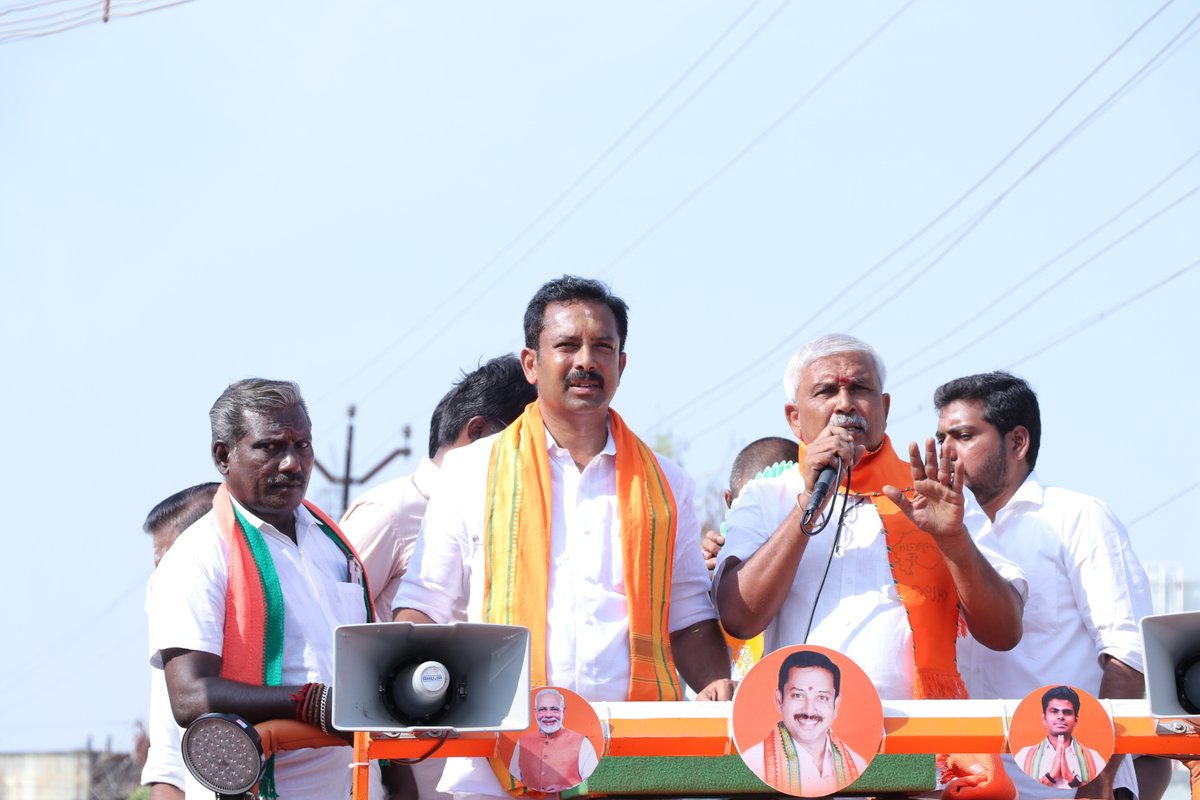 VVSenthilnathan's tweet photo. இன்றைய தினம் காலை கரூர் பாராளுமன்ற தொகுதிக்கு உட்பட்ட நரிக்கட்டியூர் பகுதிகளில் பிரச்சாரத்தின் போது.
#karur | #கரூர் | #BJP4TN | #Annamalai | #தாமரைமலரட்டும் | #தாமரைசின்னம் | #BetterKarur2024 | #NamoAgain2024 | #VVS4Karur2024 | #Senthilnathan4Karur | #nammavvsnammakarur https://t.co/4syU2yb8y2