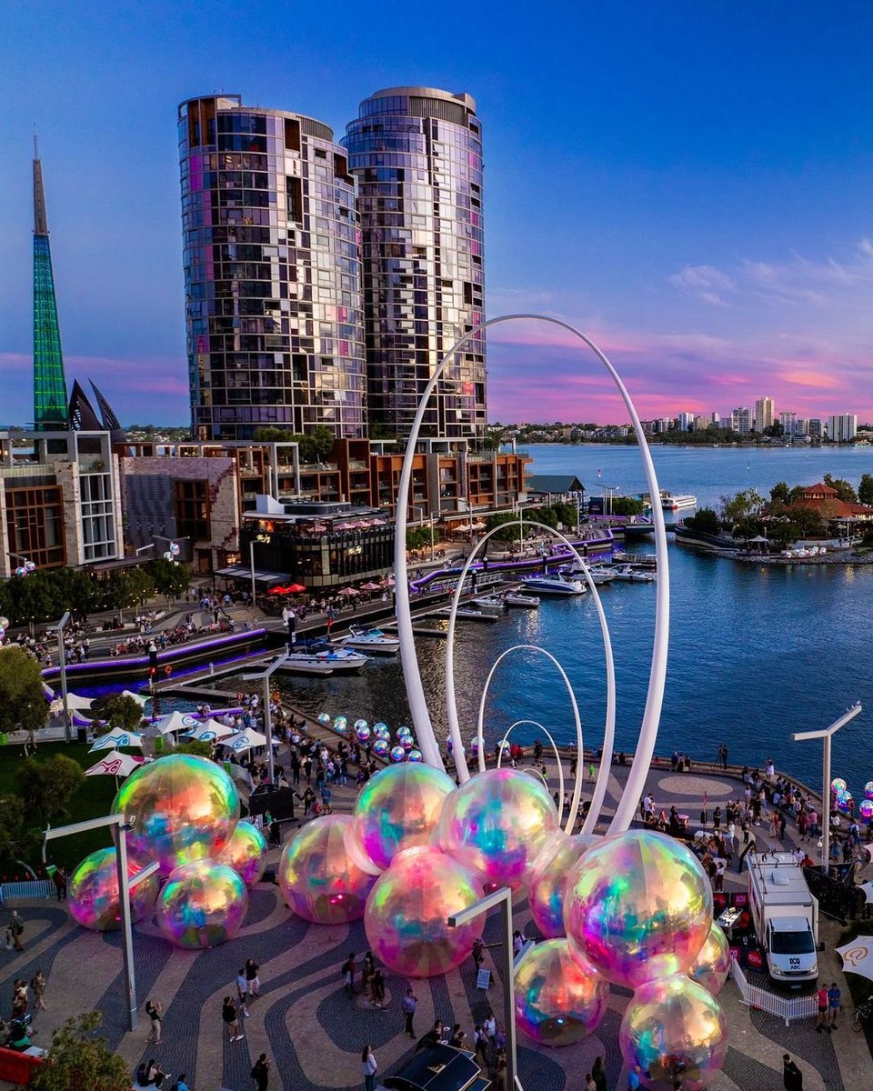 It's glow time 🫧 Ephemeral Oceanic 🫧 has anchored at @ElizabethQuay, promising an experience that will leave you sphere-struck until April 25. Get dreaming: bit.ly/3vY8Uaa 📸: red_empire_media/IG in #WAtheDreamState @DestPERTH