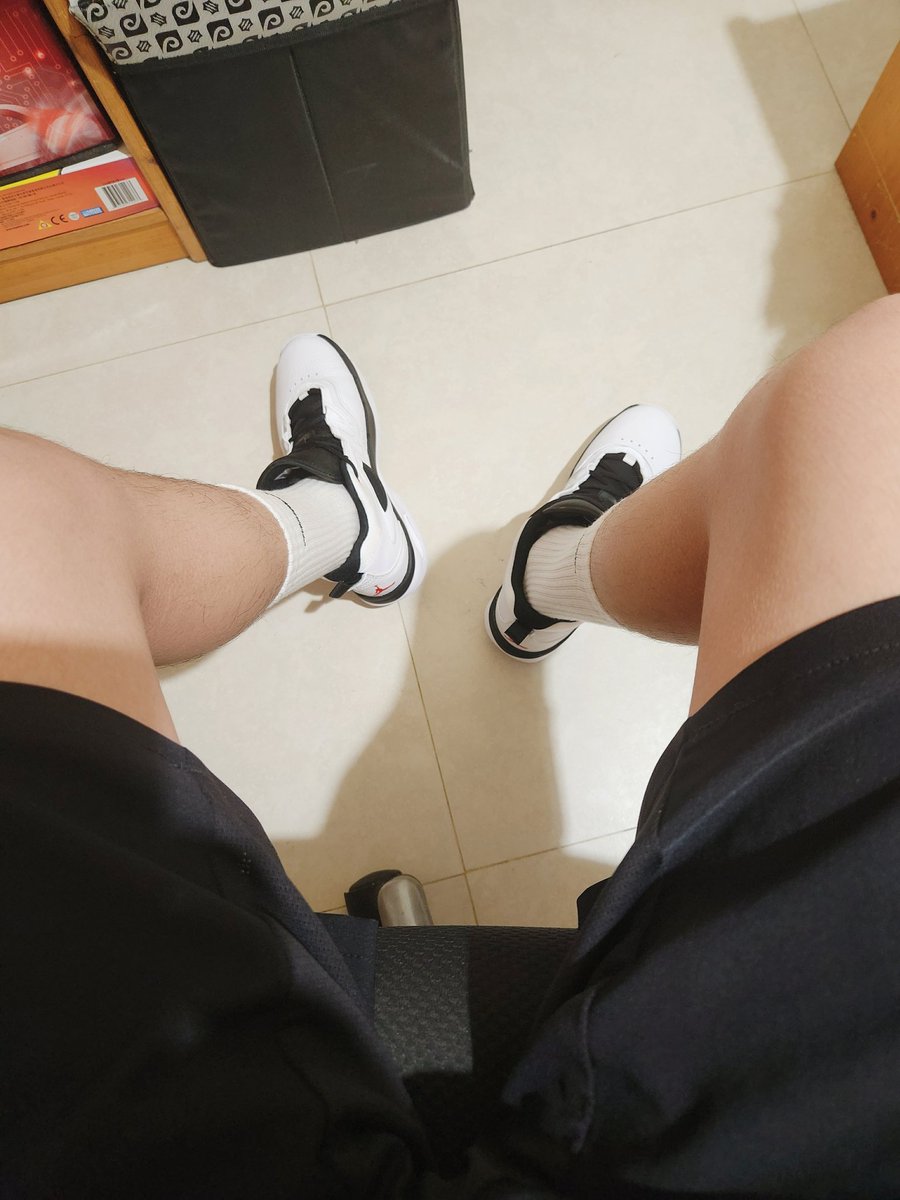 買白襪穿穿看
以前都不穿白襪的