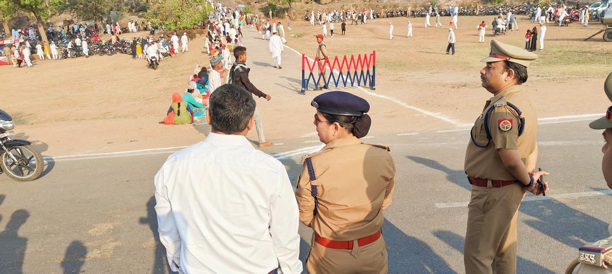 mahobapolice's tweet photo. #SPMBA @IPSAparnaGupta द्वारा #DMMBA के साथ संयुक्त रुप से भ्रमणशील रहकर जनपद महोबा में ईद-उल-फितर की नमाज़ सकुशल सम्पन्न कराई गयी तथा कानून एवं शांति व्यवस्था बनाये रखने हेतु ड्यूटी पर तैनात अधिकारी/कर्मचारीगण को आवश्यक दिशा निर्देश दिये गये।
#UPPolice https://t.co/WzV6U04Prl